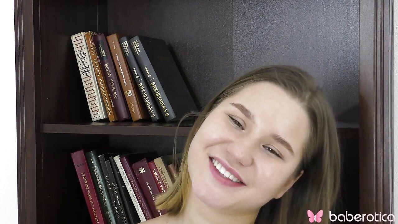 Amalia Davis are țâțe uriașe și o pizdă dulce roz ne arată astăzi