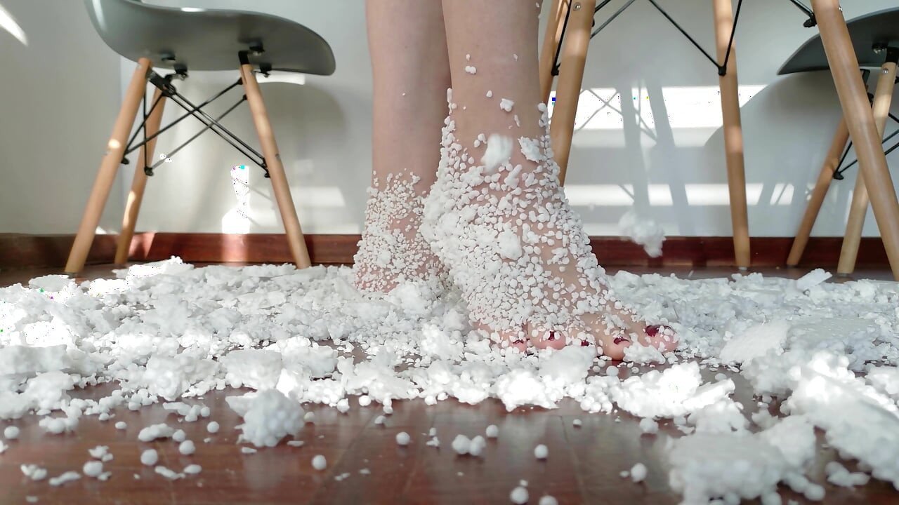 Знищення Styrofoam моїми ногами - дивна лірична