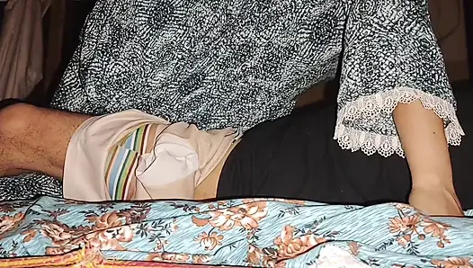 Adik tiri dan saudara tiri lagi asik bersenang-senang di tengah malam