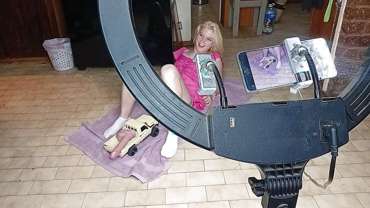 大学生がRCカーでアソコを犯される