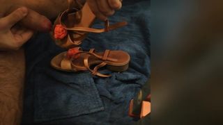 Éjacule sur les sandales sexy de ma mère