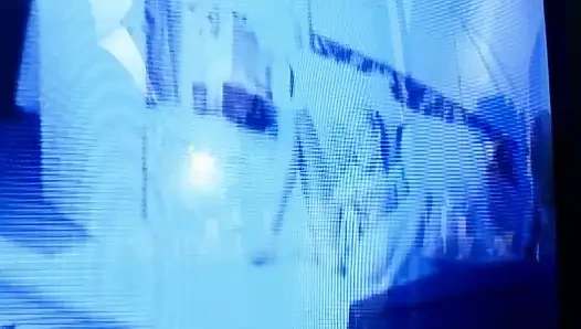 Die muschi der blonden reifen schlampe weit gedehnt und auslaufendes sperma