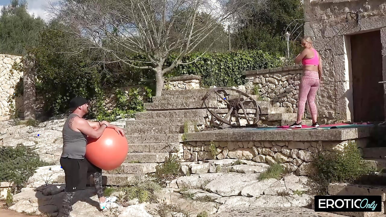 Отчим и пасынок делят его сводную сестру