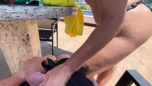 MILF hilft mir, am pool zu kommen