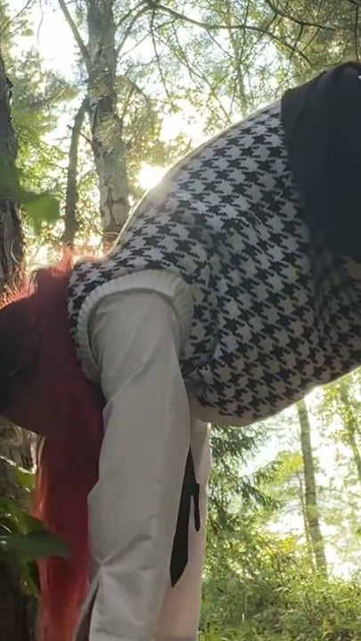 Tatlı genç öğrenci çalıştıktan sonra ormanda ne yapıyor? Sik yalıyor ve anal kreampie alıyor. | Klip 1
