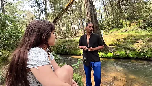 Büyük zenci yarağı ormanda dölleme için yakalandı ve sert sikildi