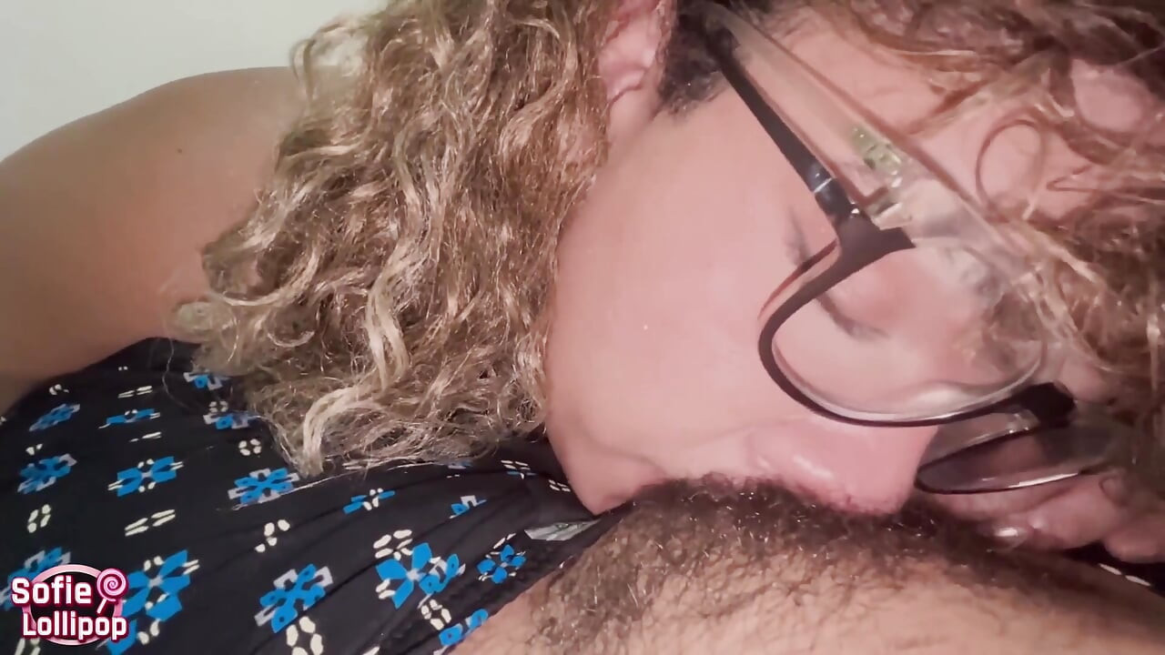 Pidió una conejita zanahoria muy traviesa y acabó follándole el culo con un arnés a esta chica traviesa