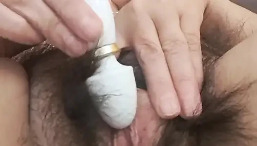 Ibu tiri sange ini lagi asik masturbasi itilnya sampai muncrat berkali-kali