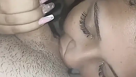 Komşum cep telefonunu banyoda bırakıyor kontrol ediyorum ve erkek arkadaşıyla kaydettiği bu videoyu görüyorum ve mastu yapıyorum