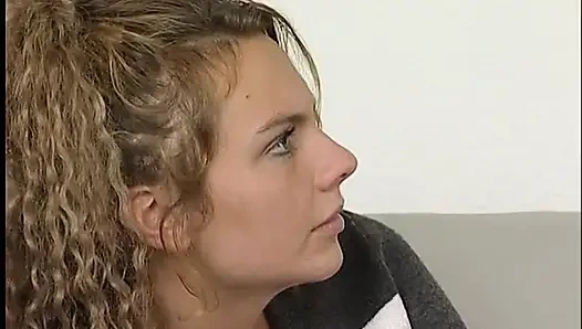 Gadis remaja rambut pirang memeknya di-fingering di kamar penuh sama dildo