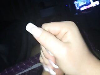 Sissy si masturba con unghie finte