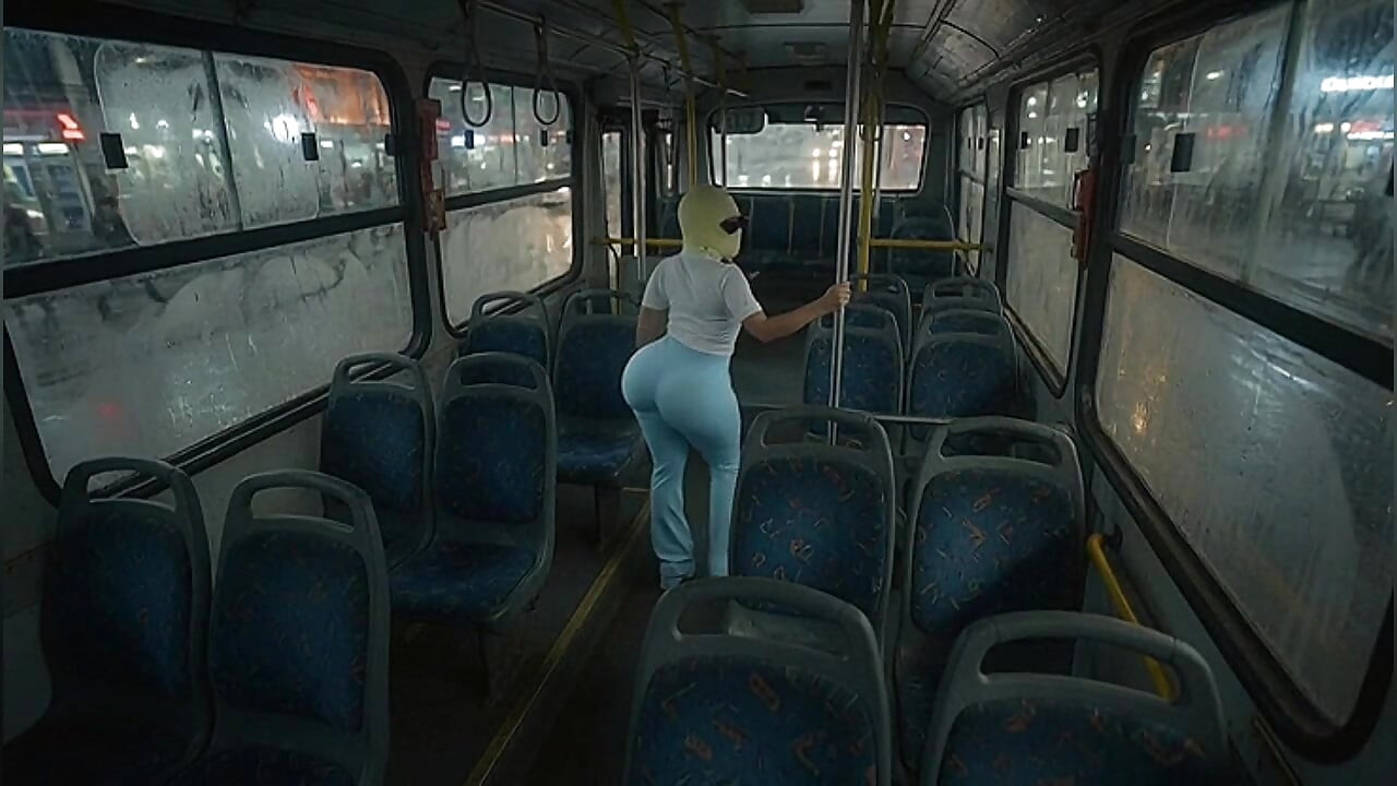 Pequeña chica de gran culo twerking en polainas azul claro en el autobús