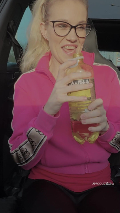 Nela Decker esguicha no meu carro