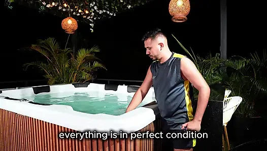 Am Ende ficke ich den Techniker, der einen harten Schwanz hat, nachdem ich die schöne Latina im Whirlpool masturbieren gesehen habe