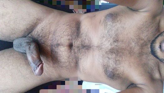 Свободный парень мастурбирует соло в гей порно видео