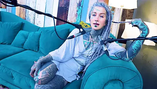 S hakkında konuşuyorum - utanç - asmr podcast sfw konuşuyor gotik sıska kız dreadlocks dövmeli model dövmeli kız