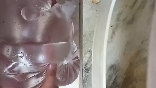 Cewek sange ini lagi asik masturbasi memeknya sendirian sambil muasin memeknya pakai mainan seks