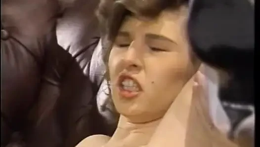 Orta yaşlı seksi kadın kanepede genç adamla sikişiyor