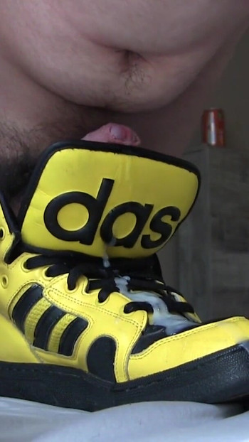 Знаковий момент від "Adidas Джеремі Скотт кросівки люблять мою сперму - частина 2"