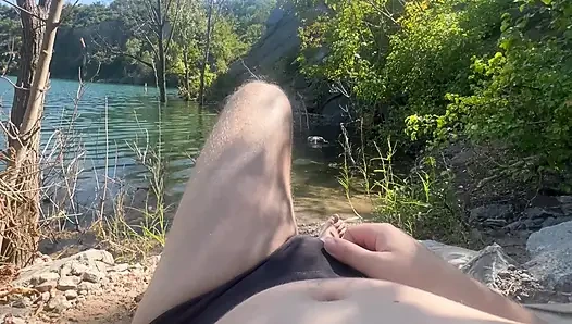 Plajda bir adam, insanlar yakında dinlenirken penisini mastürbasyon yapmaya karar verdi ve aşırı heyecanla bitirdi