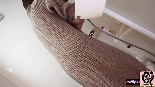 Ibu rumah tangga lagi bersih-bersih kamar mandi mendapat kejutan kunjungan di rumah. Pria berotot ini bergabung, video 3p liar ini nggak bisa dikendalikan!