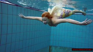 Blondine in een jurk in een zwembad