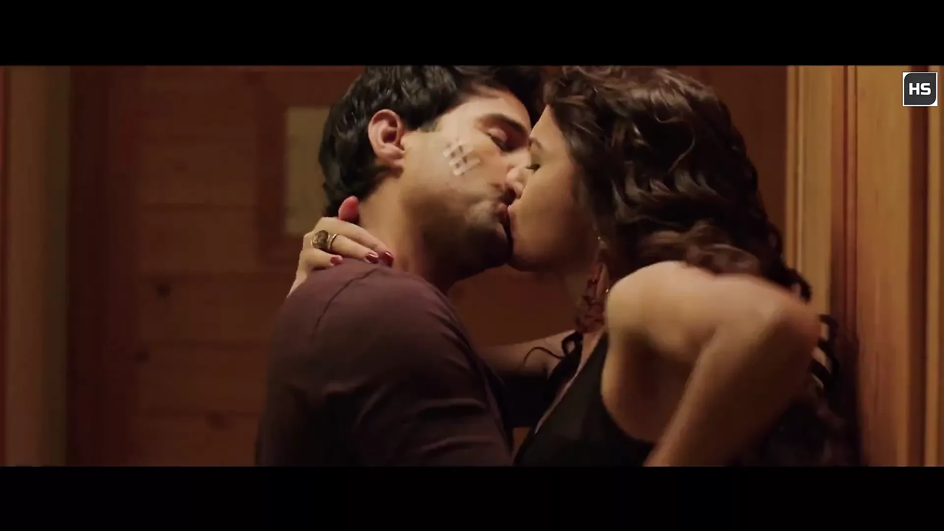 Gauhar khan - ht kising sin 1080p