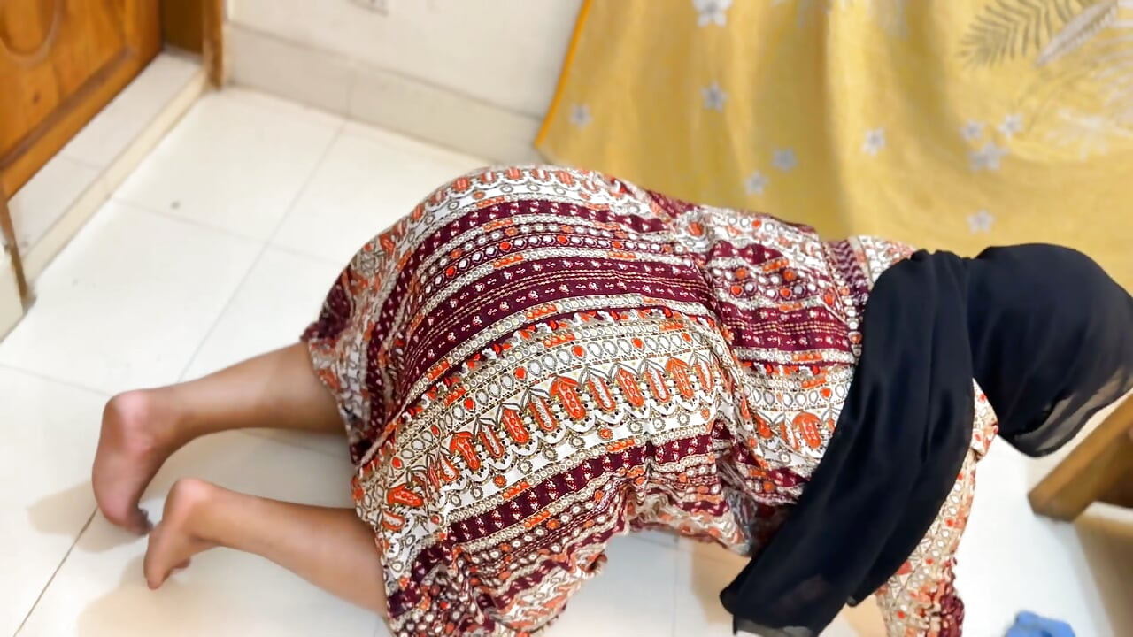 Egipto hermoso culona musulmana con curvas madrastra atrapada debajo de la cama entonces ella quiere una cogida anal de mí!