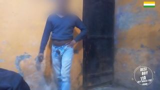 Vidéo porno indienne d&#39;un garçon nu, seul à la maison, nu