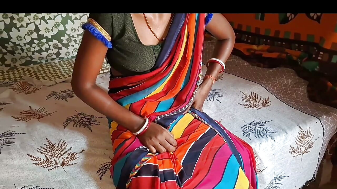 लाल साड़ी पहनी आंटी, प्यार भरी चुदाई से भरे सुंदर और रोमांटिक पल बनाने का रुख करती है