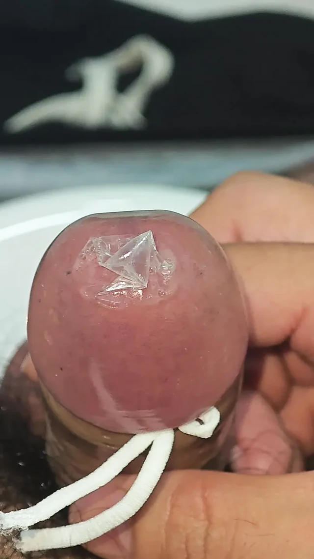 Use straps to tie my cock and ejaculate in the condom (please like me, if you want to be seen by more people, please see the det