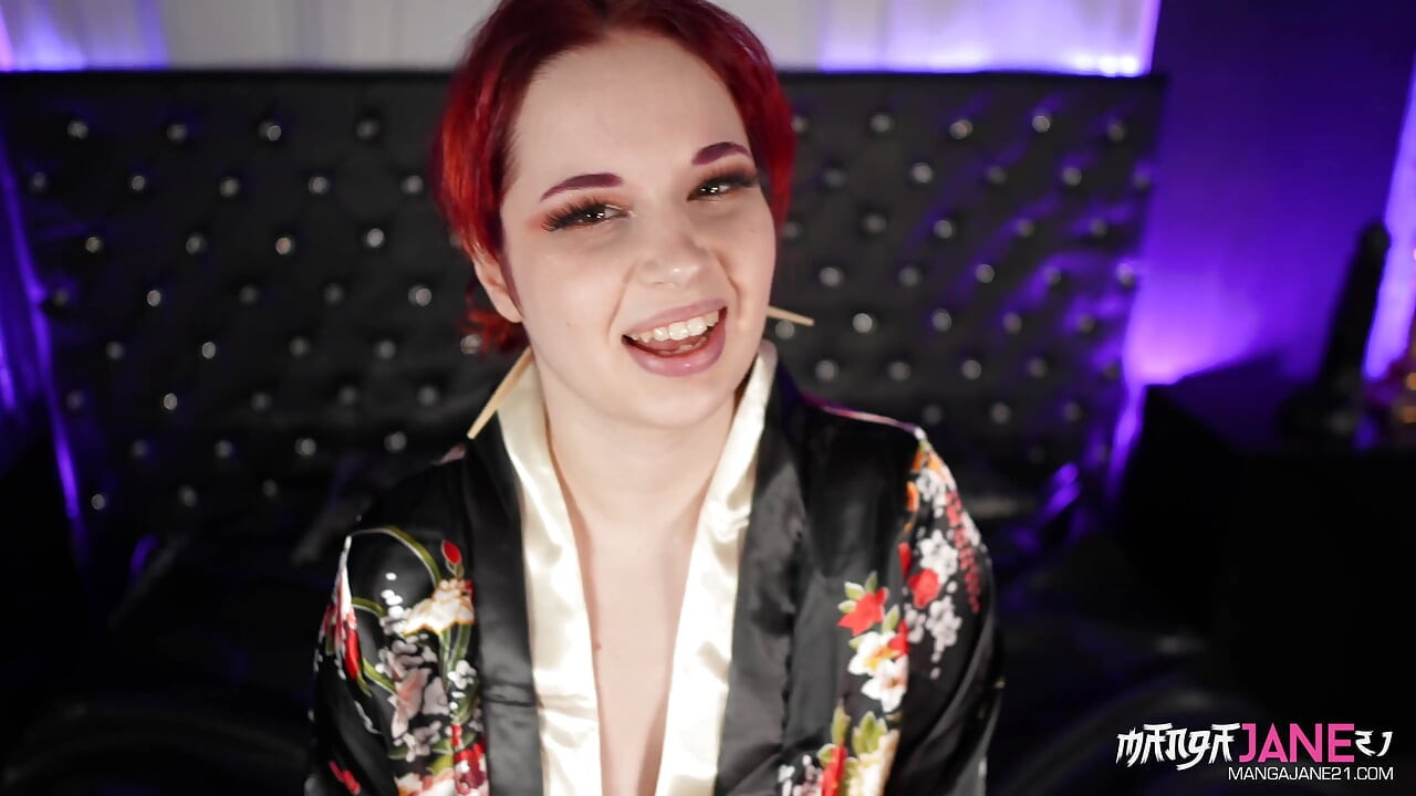 Kimono'daki redhair genç kız aliendildo ile mastürbasyon talimatları veriyor ve boşalma