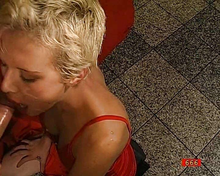 GGG John Thompson, salopes dans un gangbang, sucent plusieurs bites énormes, gangbang avec bukkake