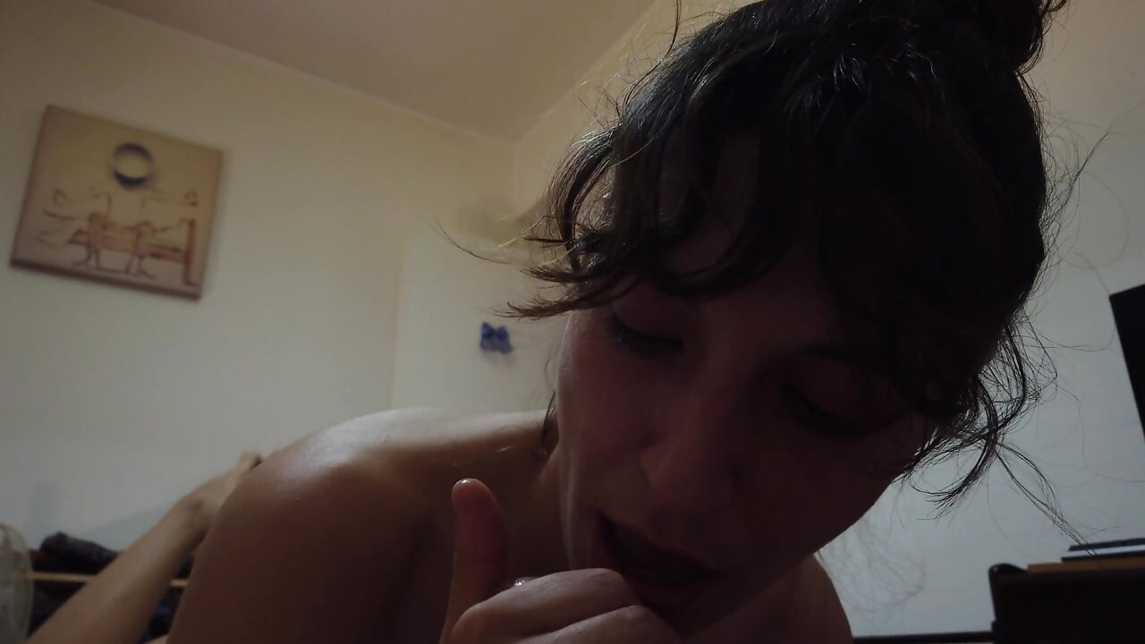 POV avsugning läcker tunga spel i hans kokong