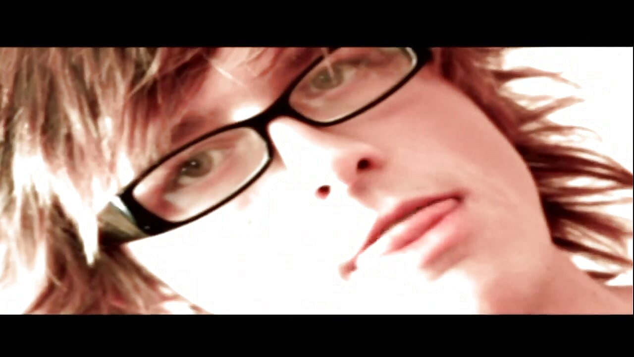 火辣twwink三人行：3个男人在客厅无套摧杀!