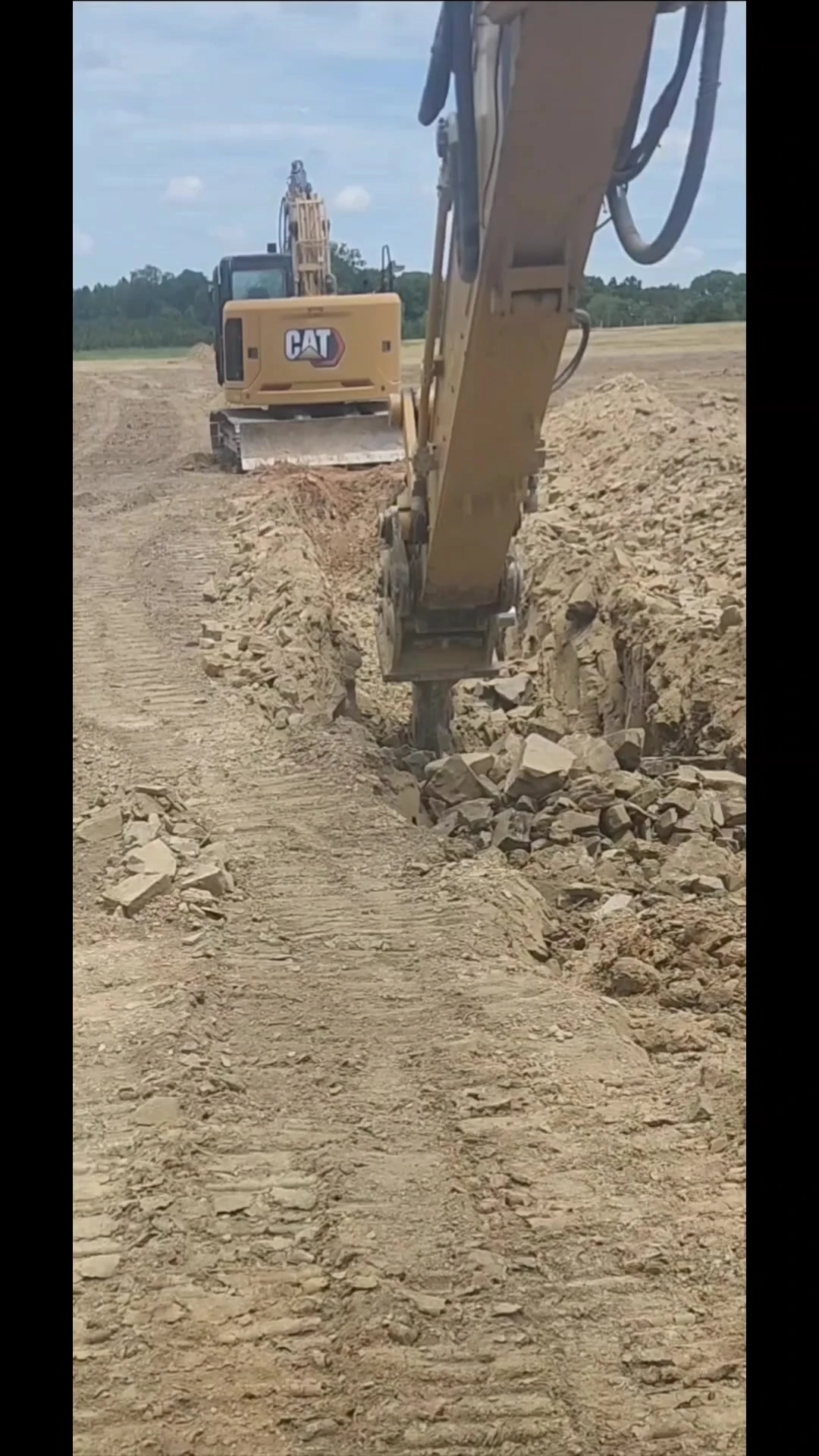 İş yerinde çalışıyor ve iş sırasında eğleniyor.