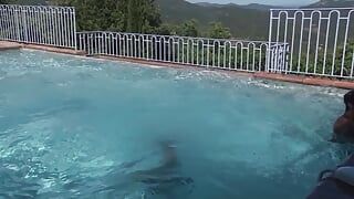 Follada junto a la piscina con dos gays sexy ansiosos por correrse