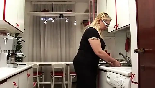 Возбужденная крошка-милфа в очках сосет и дико скачет на мясистом члене