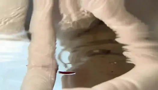 Sie tauchte seine Eier in heißes Wasser, um sie schneller zu leeren.