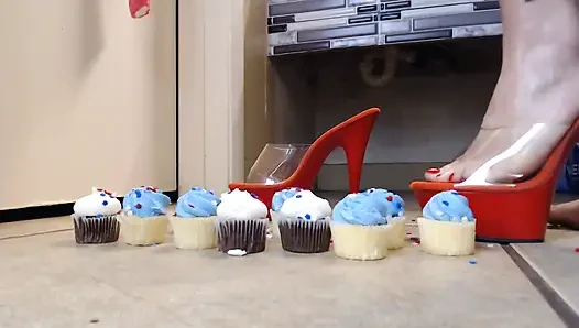 Mini cupcakes stilettos sıkıştırıyor