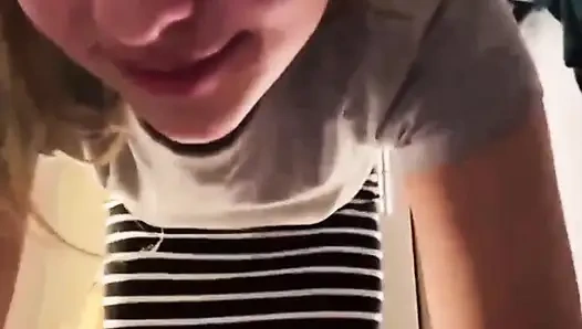 Трахаю пальцами тугую киску в комнате