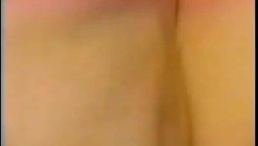 Şanslı beyaz adam bu iki sevimli esmer lezbiyenin amlarını dolduruyor