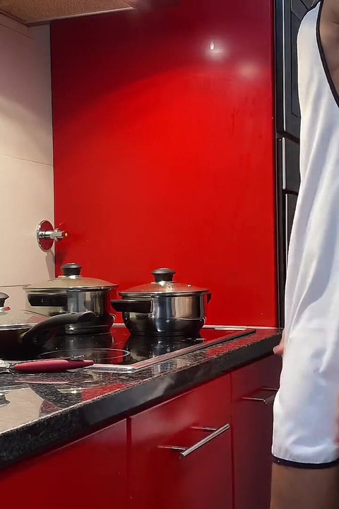 น้ําแตกในห้องครัว