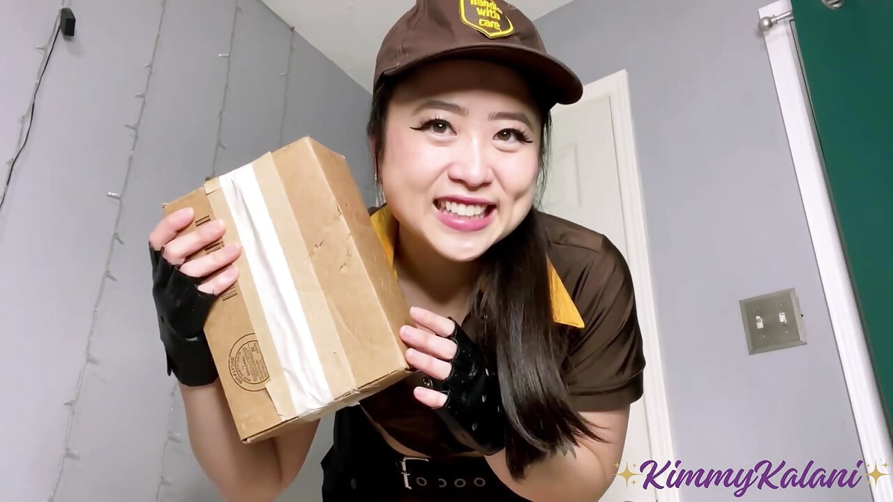 Une livreuse ouvre ton paquet de jouets sexuels - compte à rebours ASMR