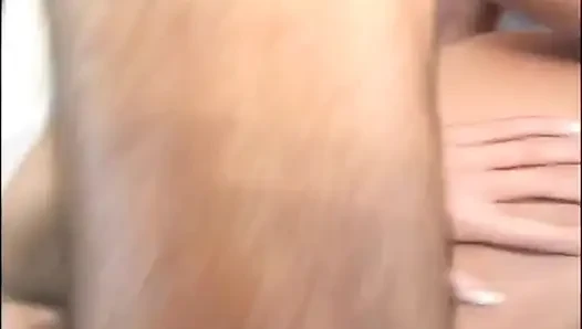 Sarışın orta yaşlı seksi kadın büyük şapeli ile yarakla amının içine sikiliyor ve dölleniyor