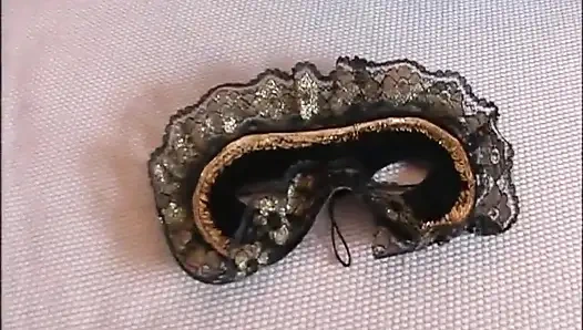 Сексуальная крошка-блондинка трахается в киску в маске в позе публичным сексом в любительском видео... сперма в рот