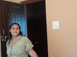 Puja bebé bailando en el piso