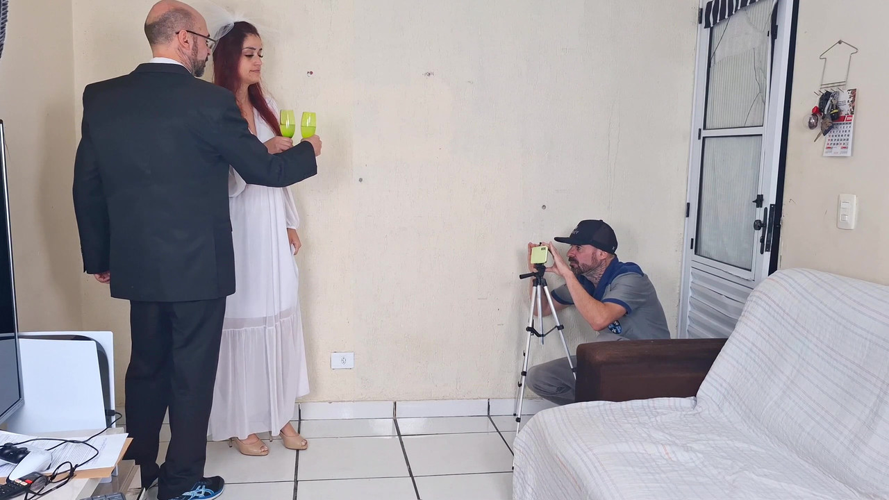 新婚新娘在拍照，而她的丈夫在外面等待