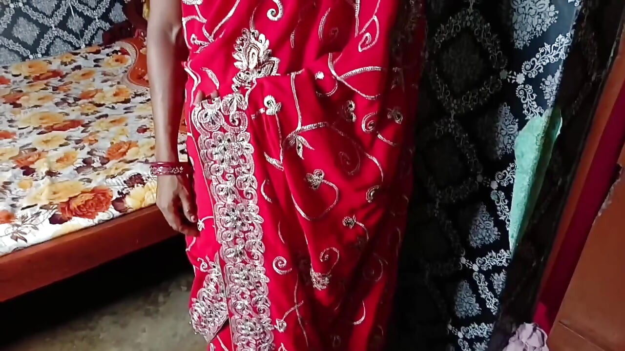Sale ki wife mujhe se chudne aaye lal sari aur lal panty bra bragués me laund me rind laga kar khub pela, vídeos porno desi