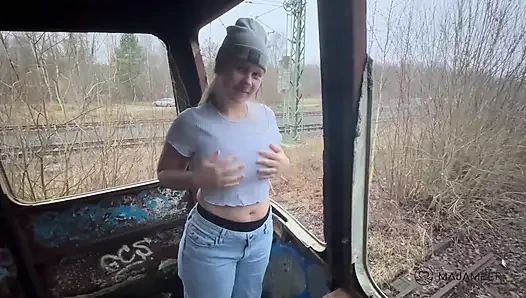 Maja im alten Zugwaggon… das war so nicht geplant